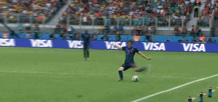 倒挂金钩足球射门,倒挂金钩射门守门员原视频