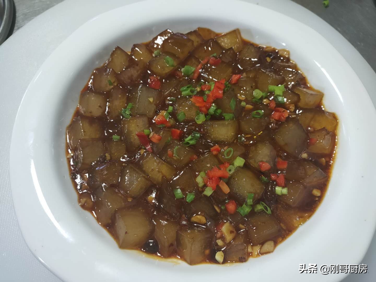 炒凉粉要不要焯水,炒凉粉要不要拿油刨下