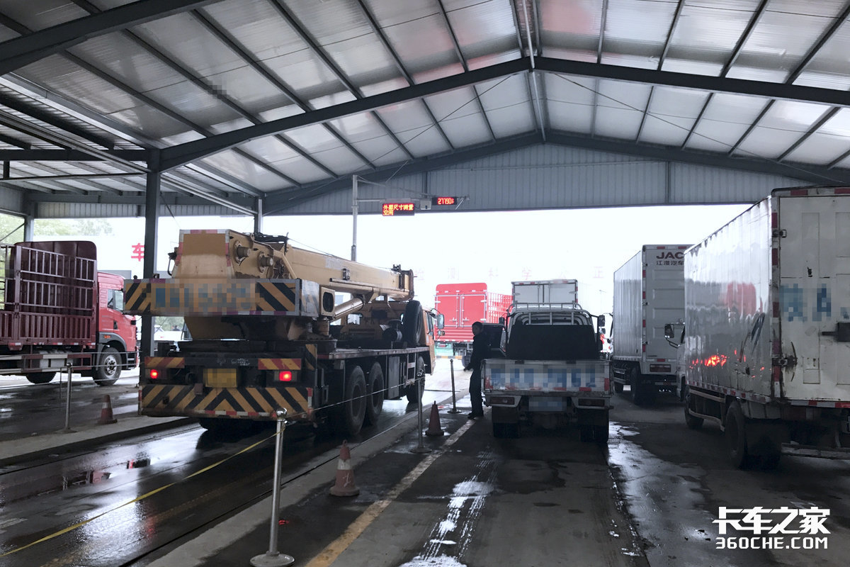 年检超重车辆最新规定,蓝牌轻卡年检称重几吨合格