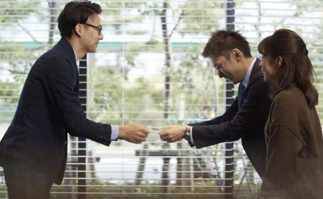 递接名片礼仪属什么常识,第一次见面递名片礼仪