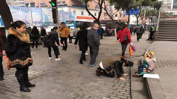 95后姑娘*身卖**救父、单亲母亲下跪磕头：死亡并不是终点，绝望才是