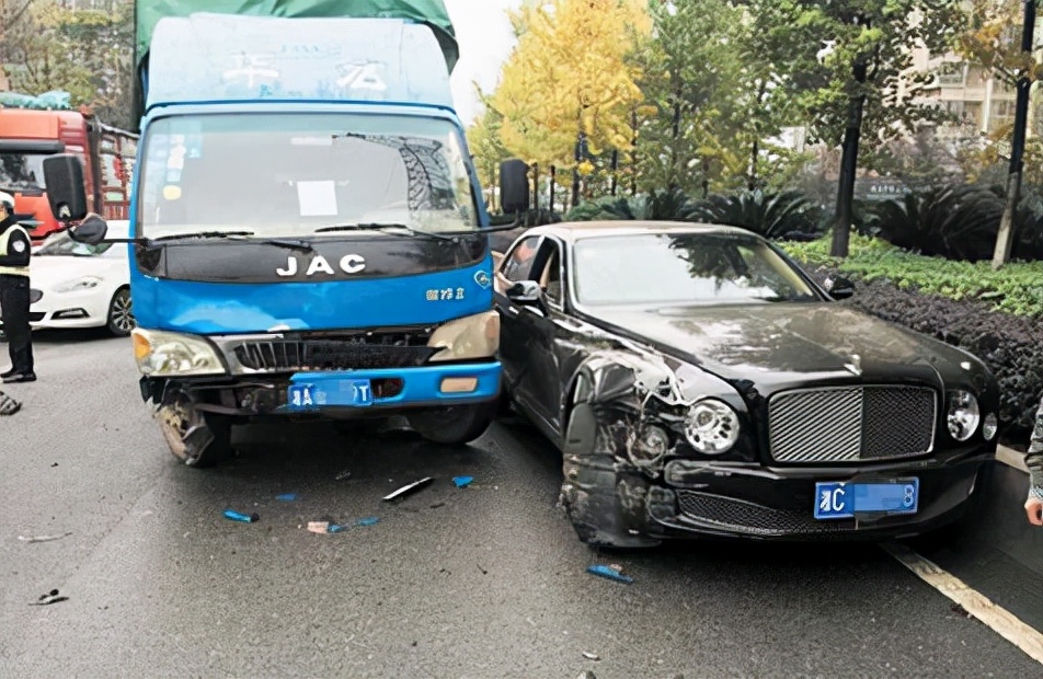 撞上豪车双方没有保险怎么办,撞上豪车是什么险