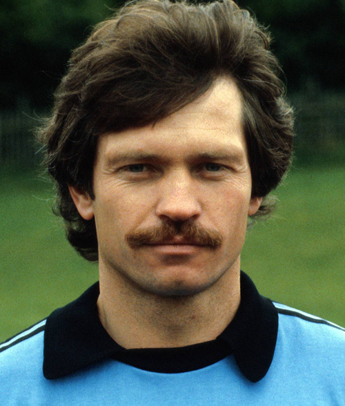 他是足坛最早的“才艺型”门将，退役后当了总经理还亲自披挂上阵