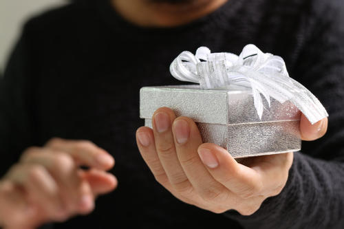 给同事带礼物反遭嫌弃？不知道这三个技巧，送礼吃力不讨好