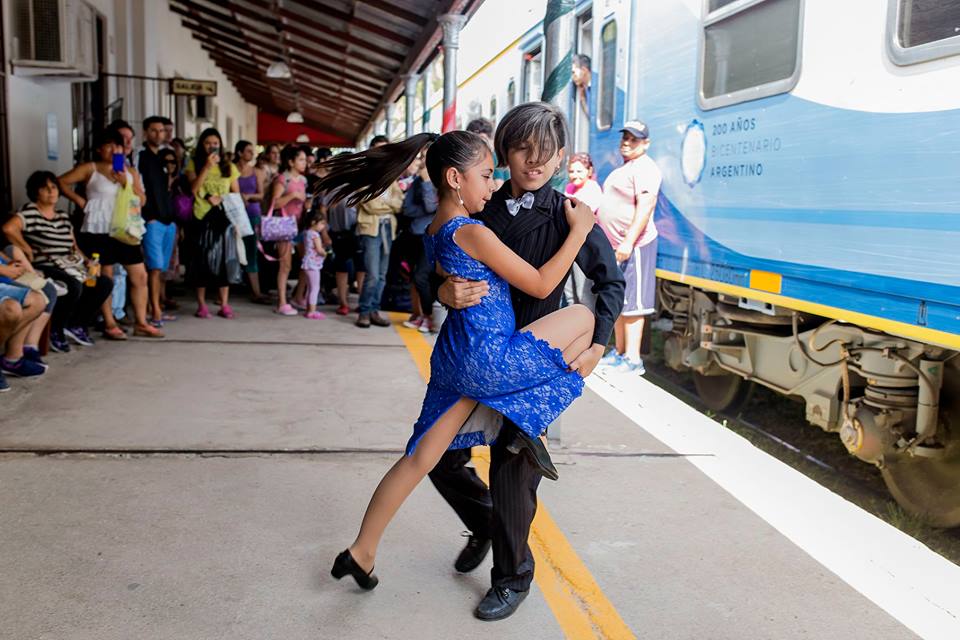 奔驰在大草原上的列车,奔驰在草原上的火车