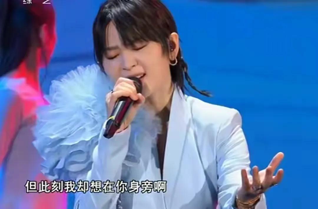 央视端午晚会张瀚徐璐牵手，吉娜内衣外露勒出肉，唱歌却睁不开眼