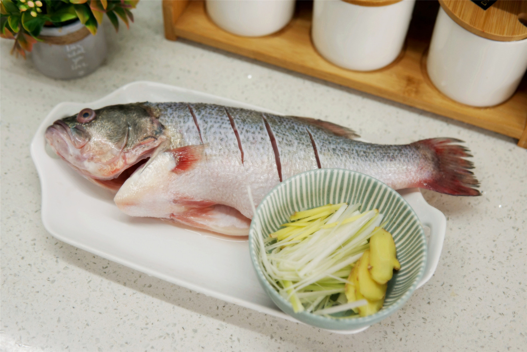 清蒸鱼没有葱姜怎么去腥,清蒸鱼用什么鱼刺少好吃