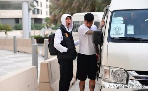 国脚返程,足球球员离队的瞬间