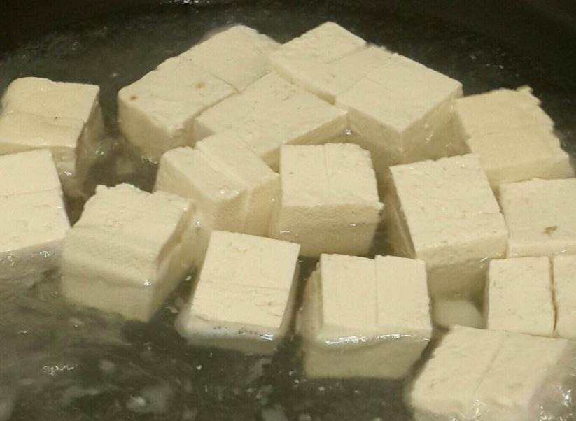 豆腐放冰箱有点味怎么办,豆腐煮出来是酸的是怎么回事