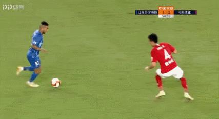 他一个月内连得两红四黄，硬汉吸引了里皮的注意，成功入选国足