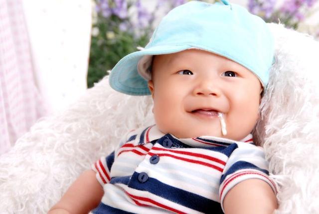 宝宝溢奶和吐奶怎么处理,宝宝溢奶和吐奶的处理