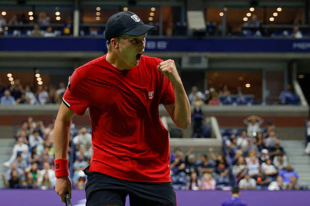 大满贯25连胜|德约科维奇3-1逆转20岁小将艰难晋级美网八强