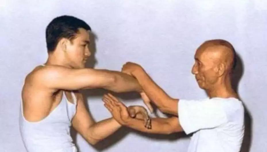 黄飞鸿和叶问谁的功夫更厉害,黄飞鸿和叶问差了多少年