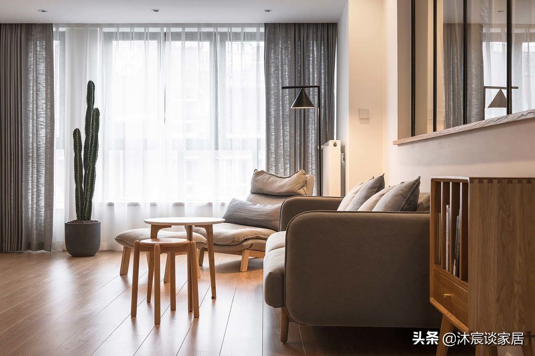 她在沙发后面“掏洞”造窗，完工后发现太明智了，全屋温暖又自然