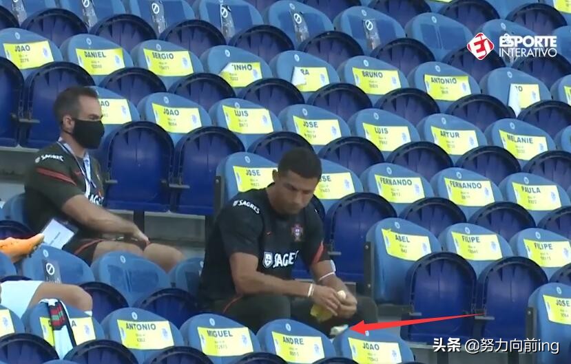 场下也耀眼!欧国联首场C罗未上场反成主角,香蕉没吃成还被说了