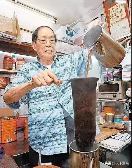 十个香港人就有九个光顾这位潮汕人的店,从学徒成为港式奶茶鼻祖