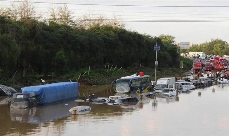 郑州暴雨市民车全部被淹崩溃大哭,郑州暴雨车子被淹