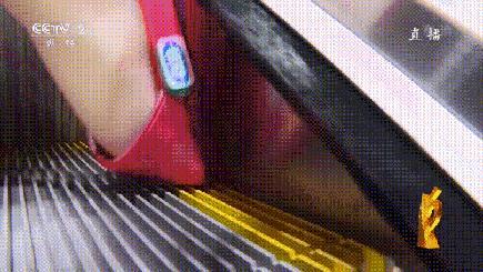 孩子坐扶梯脚被夹,儿童脚趾被卷进扶梯