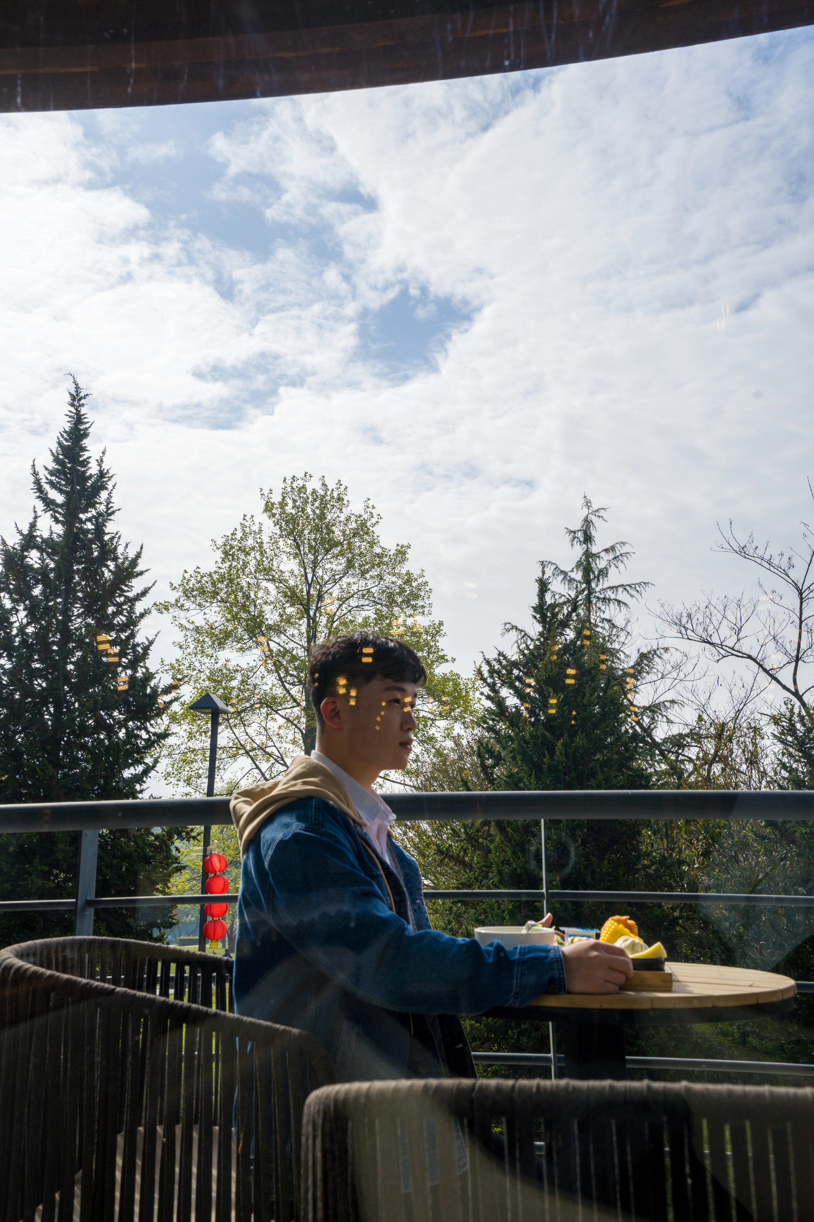 商量岗内的这家酒店，四季气候适宜居住，住客宛若身处桃花源