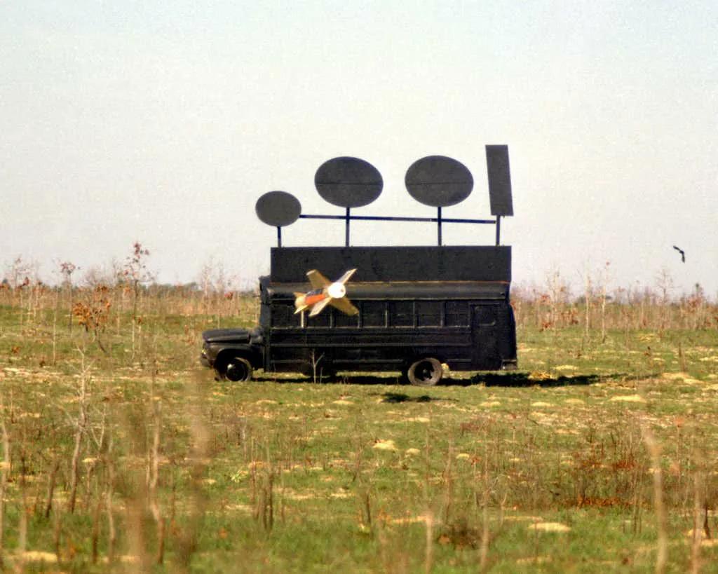 精准炸弹炸毁战机视频,精确制导炸弹精确击中目标全过程