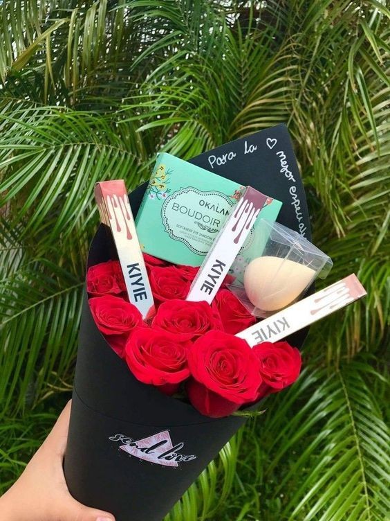 送鲜花太落伍！花束里包美妆品食物女友更开心男友快学起来