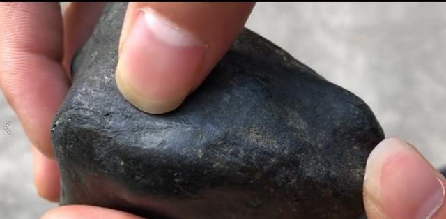 翡翠原石赌石真的是骗人的吗,几十元的翡翠原石赌石现场