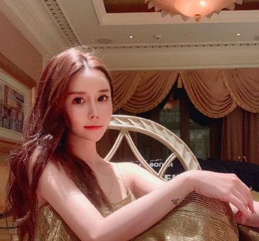 武汉籍国脚获5年6000万高薪,至今未见捐款,娇妻下榻酒店似皇宫