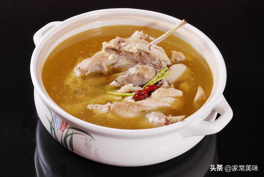 炖鸡肉时千万别直接焯水,炖鸡肉的正确方法