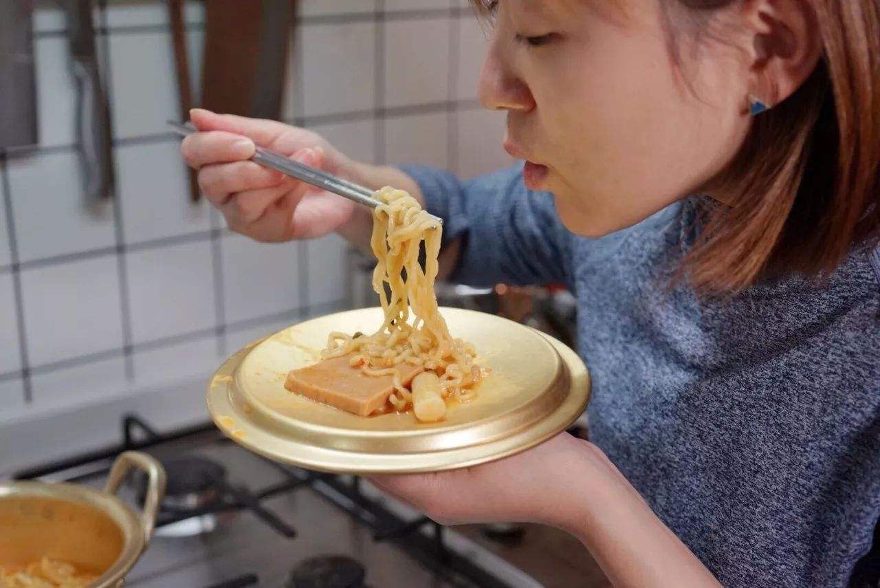 煮泡面先放蛋还是先放芝士,煮泡面先放青菜还是先放面