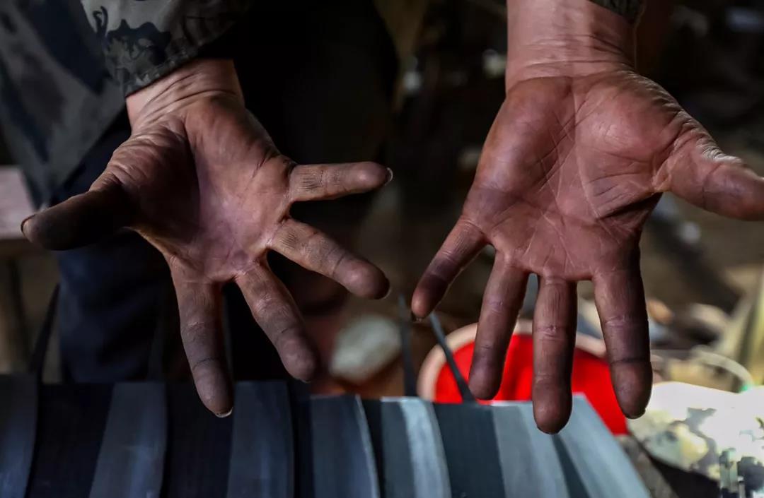 闪石乡锻刀匠：42年只为做好一把菜刀！