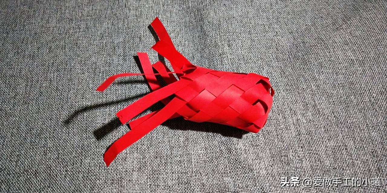 用纸条编织灯笼上面的穗子教程,用折星星的纸条做灯笼