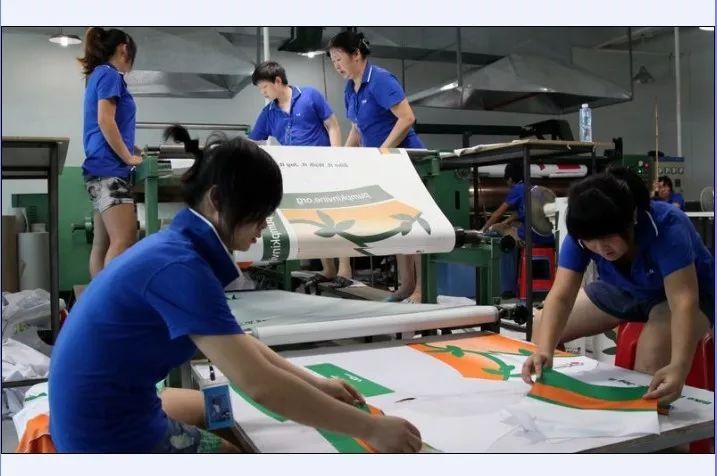 12天内赶制13万件，他帮阿里定制“上市纪念服”