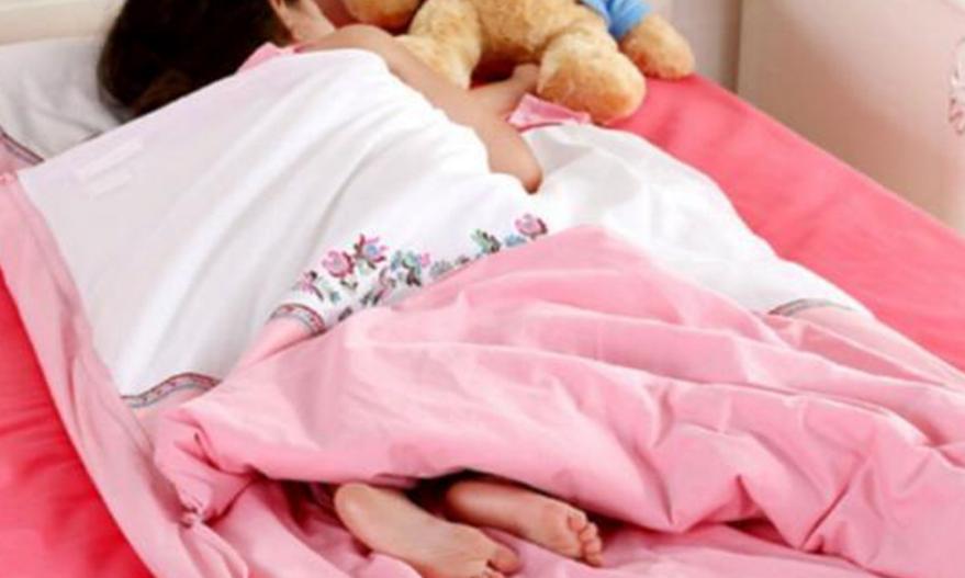 孩子睡觉总踢被子用盖吗,孩子睡觉喜欢踢妈妈肚子睡觉