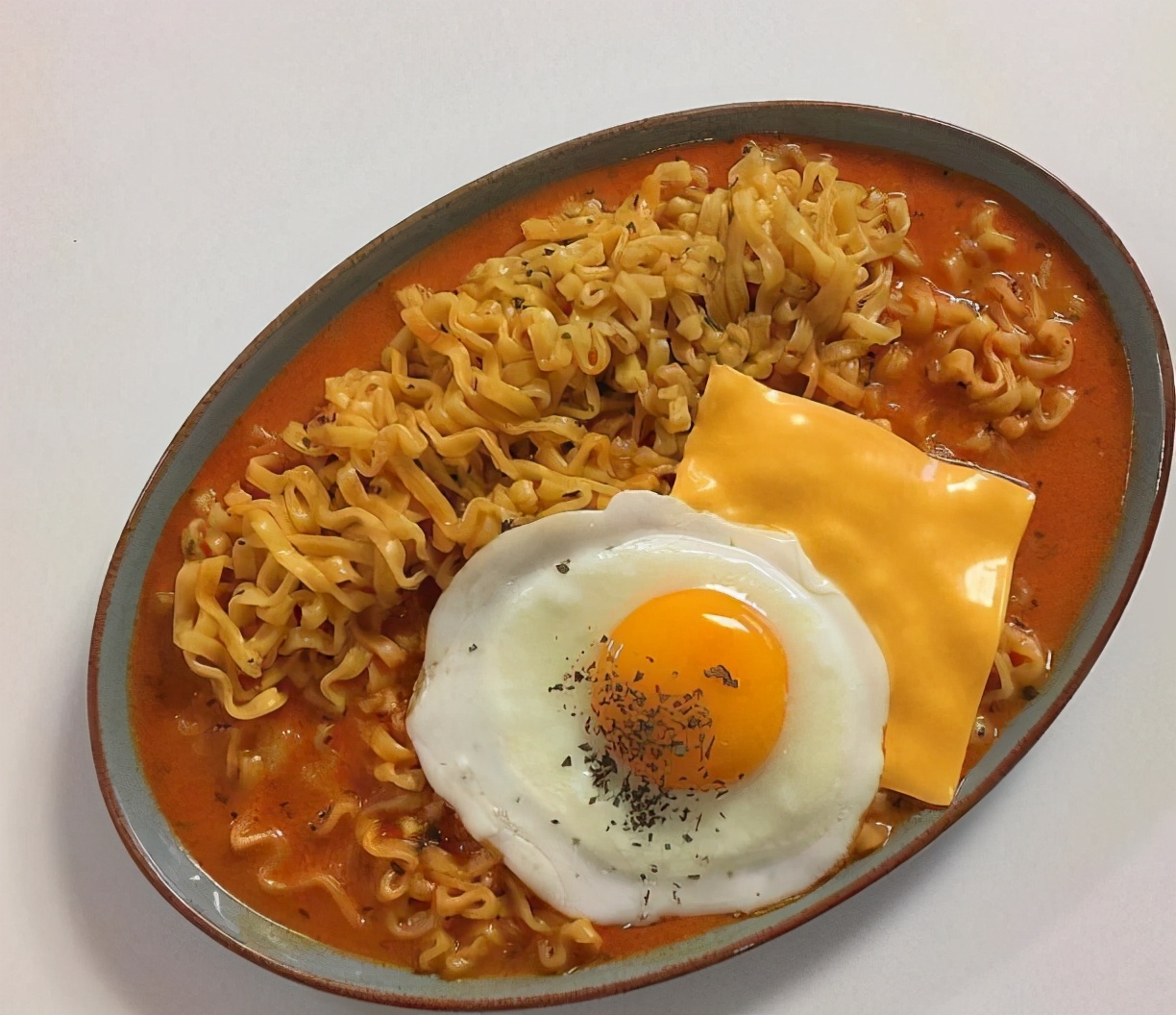 煮方便面鸡蛋直接放进去吗,煮方便面把鸡蛋打散