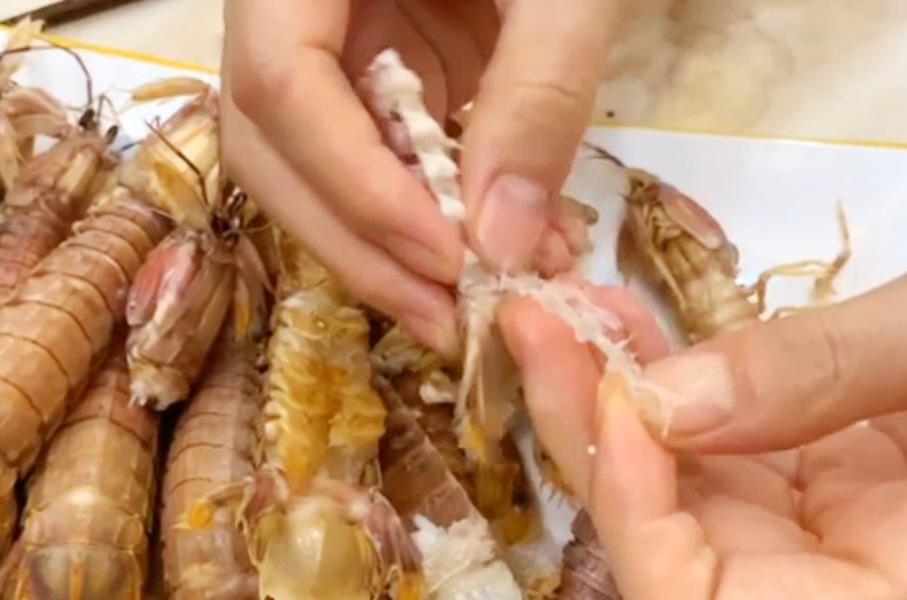 原来皮皮虾剥皮这么简单，一根筷子一撕就行？再也不怕扎手指了