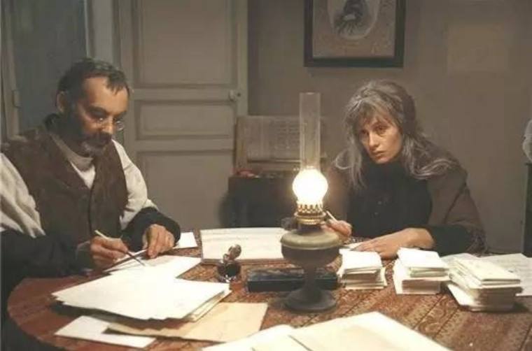 黄金时代情结为她的虚荣买单｜通过《项链》，莫泊桑传递了什么？