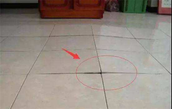 家里地砖缝隙的填缝剂怎么抠出来,美缝后瓷砖上的污垢怎么处理