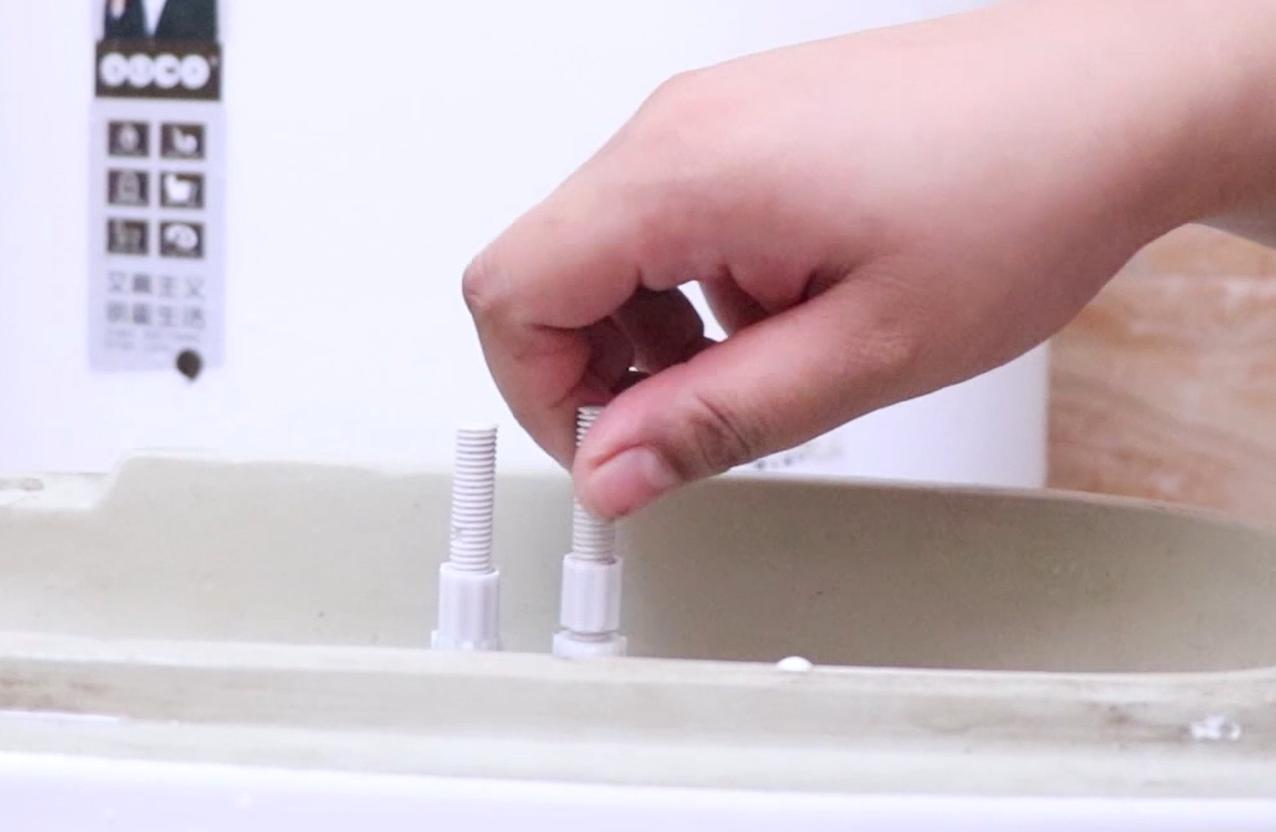 马桶冲水无力一按就下去,马桶冲水没劲小窍门