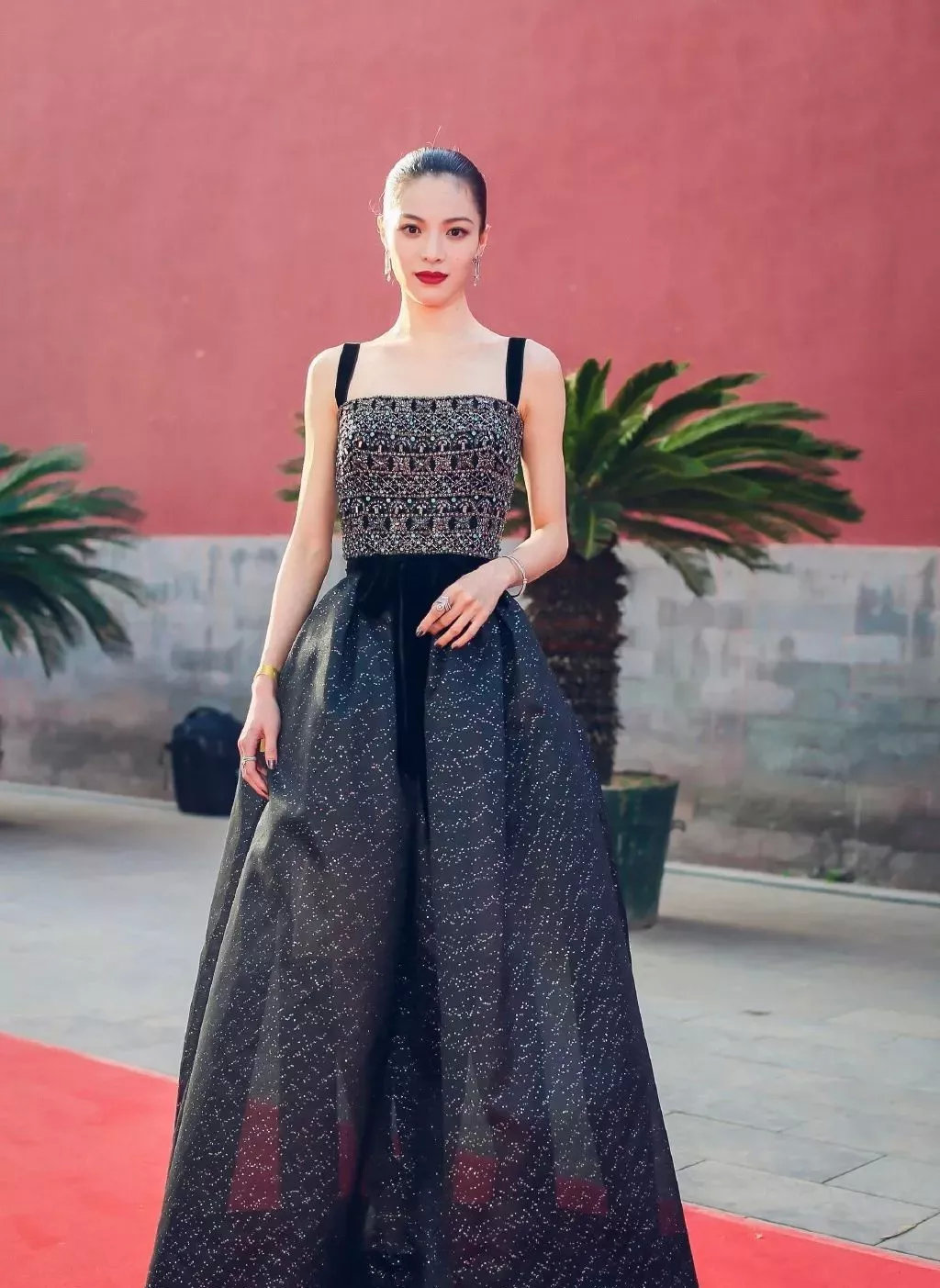 脸大毁所有明星小脸秘诀,脸大脖子粗的女明星