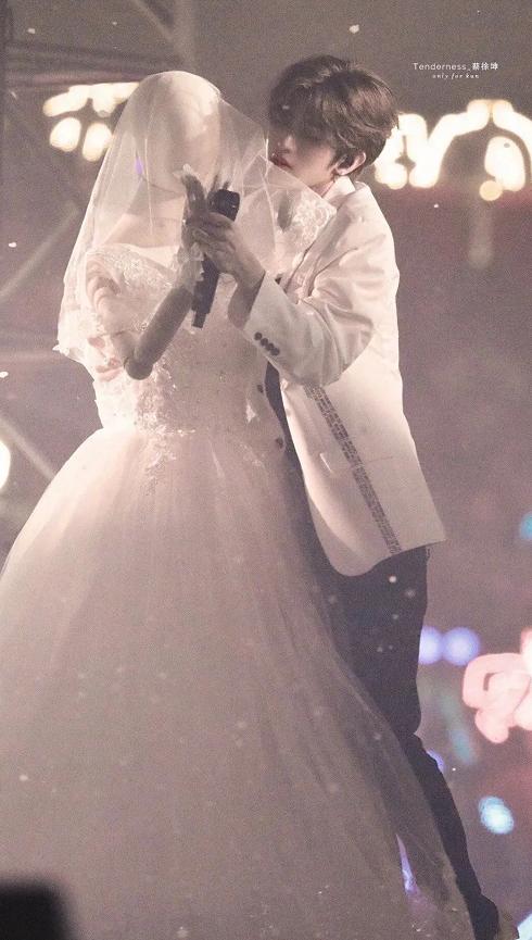 蔡徐坤红格子衬衫照片舞台,蔡徐坤复古西装造型