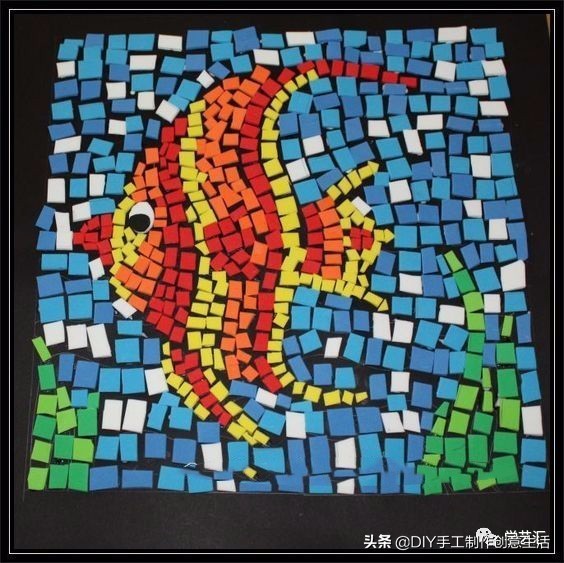 用圆纸片手工制作圣诞贴画,幼儿园大班碎纸片大树贴画