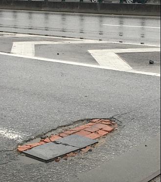 路面坑不平骑车人摔伤,因为路有坑骑车摔跤了