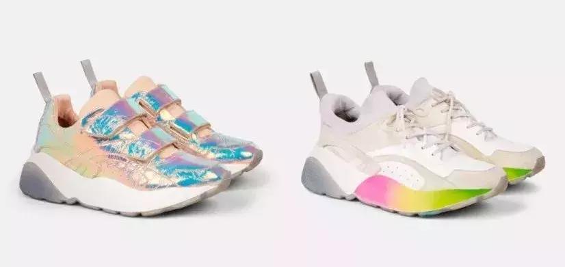 天气回暖怎么穿?裙子+运动鞋是时尚人群中热度最高的搭配法则