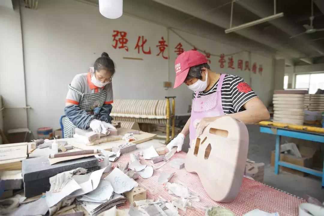 探访“网红”小镇:80万把乐器里的乡土经济学