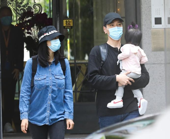 赵又廷抱娃出街,赵又廷高圆圆抱着林更新