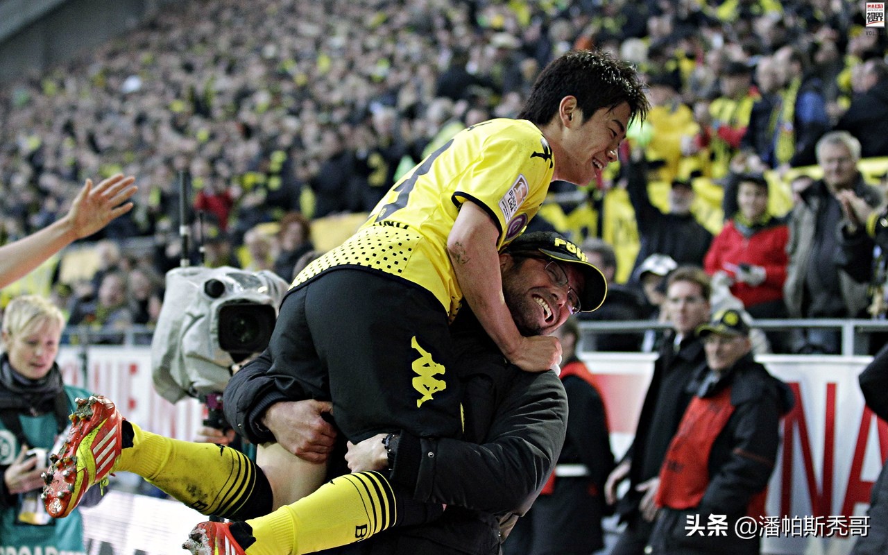 他曾当选德甲半程最佳球员,今被西乙球队解约,前女友是宅男女神