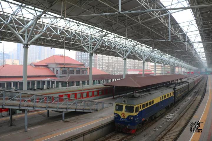 火车来了行人车辆请注意安全,行人车辆请注意火车就要来了