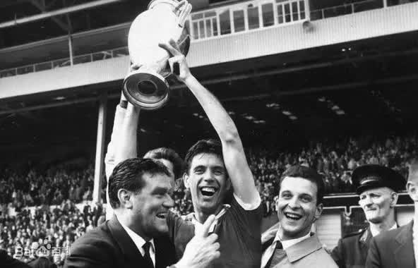 ac米兰红黑什么意思,红黑军团ac米兰后防那么强吗