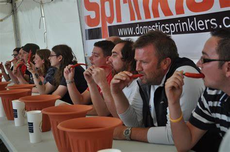 吃多少辣椒能辣死人,女生吃辣椒的危害有哪些