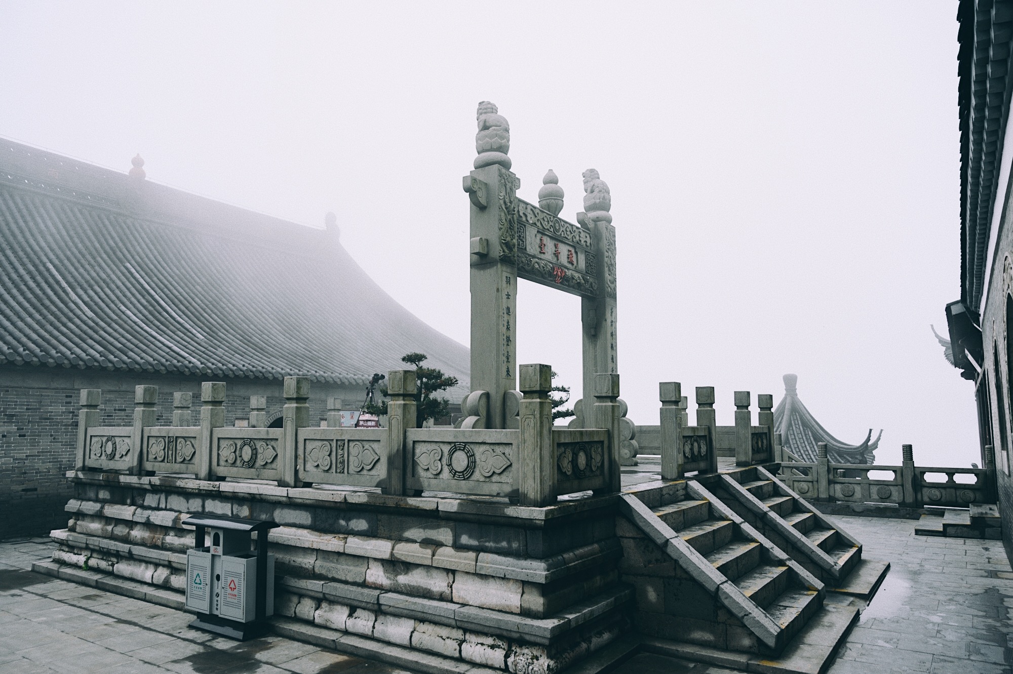 外地游客第一次去茅山旅游，到山顶后看到两行字沉默了：再次买票